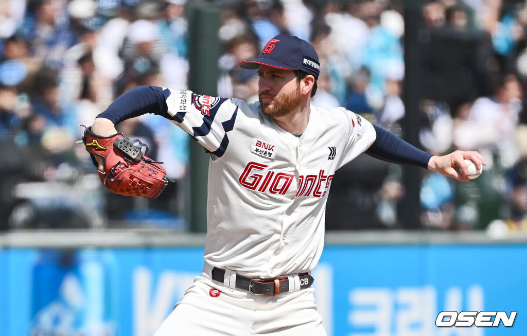 4일 부산 사직야구장에서 2025 신한 SOL 뱅크 KBO 리그 롯데 자이언츠와 NC 다이노스의 경기가 열렸다. 홈팀 롯데는 반즈, 방문팀 NC는 김녹원이 선발 출전했다.롯데 자이언츠 선발 투수 반즈가 역투하고 있다. 2025.05.04 / foto0307@osen.co.kr