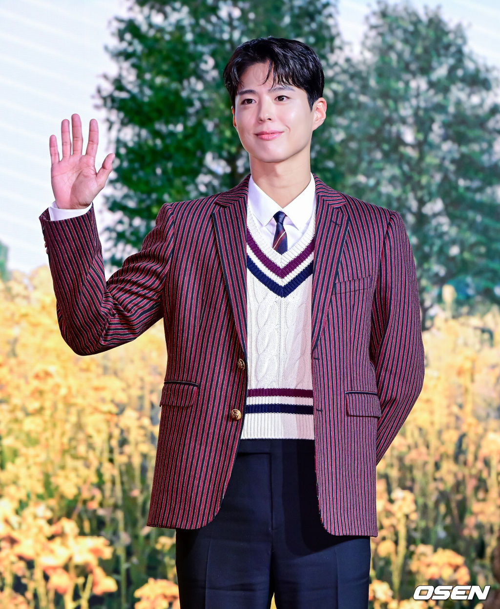 5일 오후 서울 영등포구 여의도동 콘래드 서울 호텔에서 넷플릭스 시리즈 '폭싹 속았수다' 제작발표회가 열렸다.‘폭싹 속았수다’는 제주에서 태어난 ‘요망진 반항아’ 애순이(아이유)와 ‘팔불출 무쇠’ 관식이(박보검)의 모험 가득한 일생을 사계절로 풀어낸 넷플릭스 시리즈다. ‘동백꽃 필 무렵’, ‘쌈 마이웨이’ 임상춘 작가와 ‘미생’, ‘시그널’, ‘나의 아저씨’ 김원석 감독이 의기투합했다.배우 박보검이 포토타임을 하고 있다. 2025.03.05 /jpnews@osen.co.kr