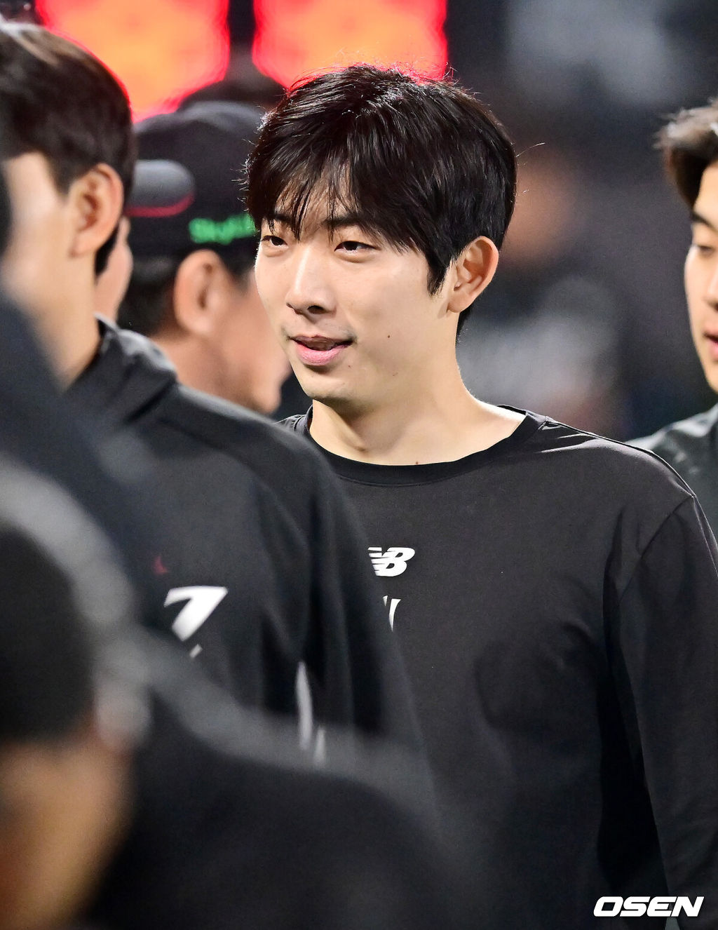 3일 오후 수원 KT위즈파크에서 ‘2025 신한 SOL Bank KBO리그’ KT 위즈와 키움 히어로즈의 경기가 열렸다. 이 경기에서 KT는 키움에 9-0 완승을 거뒀다. 시즌 첫 4번 타자로 나선 안현민이 4타수 2안타 2타점으로 뜨거운 타격감을 이어갔고, 선발투수 오원석은 6회 1사까지 노히터로 막는 등 6이닝 5탈삼진 무실점 호투로 시즌 4승째를 올렸다. 경기를 마치고 KT 승리투수 오원석이 하이파이브를 하고 있다. 2025.05.03 / rumi@osen.co.kr