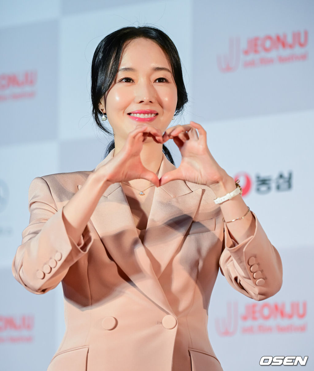 30일 오후 전주 한국소리문화의전당 모악당에서 제26회 전주국제영화제 레드카펫 행사가 열렸다.‘우리는 늘 선을 넘지’라는 슬로건을 내건 전주국제영화제는 5월 9일(금)까지 열흘간 진행되며, 전 세계 57개국 224편의 영화가 상영될 예정이다.배우 이정현이 레드카펫을 밟고 있다. 2025.04.30 /jpnews@osen.co.kr