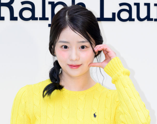 26일 서울 사운즈 한남에서 패션 브랜드의 여성 스토어 오픈 기념 이벤트 포토콜이 열렸다.이날 행사에는 에스파 윈터, 아이브 레이, 배우 홍화연, 채서안이 참석해 자리를 빛냈다.배우 채서안이 포토타임을 가지고 있다. 2025.03.26 / sunday@osen.co.kr