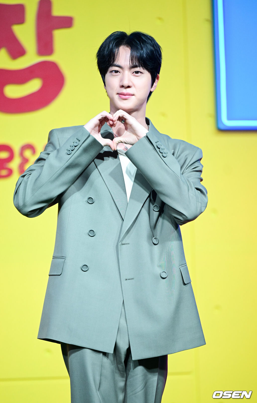 15일 오전 서울 JW 메리어트 동대문 스퀘어 서울에서 넷플릭스 '대환장 기안장' Part 2 ‘절찬리 영업중’ 기자간담회가 열렸다.'대환장 기안장'은 기안적 낭만이 가득한 울릉도 기안장에서 기안84, BTS 진, 지예은이 숙박객들과 펼치는 기상천외한 신개념 민박 버라이어티다.BTS 진이 포토타임을 하고 있다. 2025.04.15 / dreamer@osen.co.kr