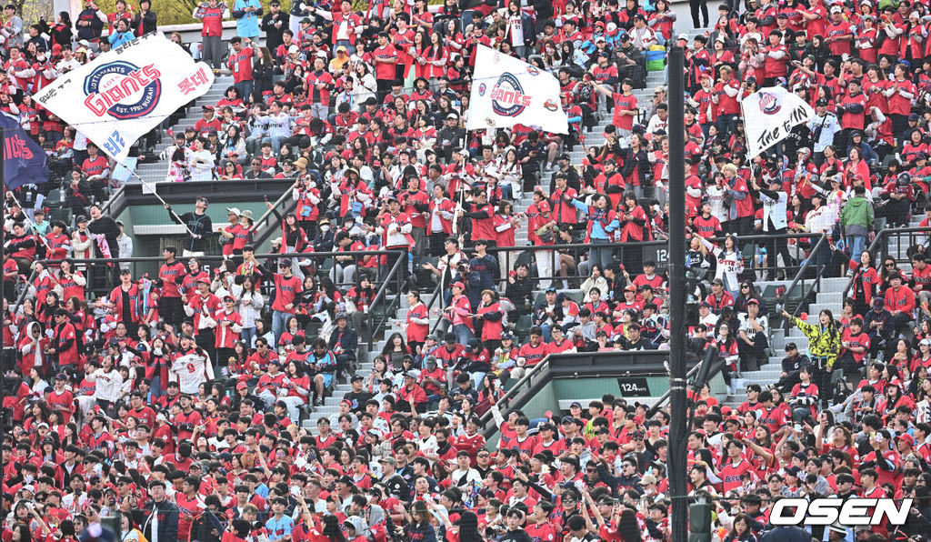 6일 부산 사직야구장에서 2025 신한 SOL 뱅크 KBO 리그 롯데 자이언츠와 두산 베어스의 경기가 열렸다. 홈팀 롯데는 데이비슨이, 방문팀 두산은 김유성이 선발로 출전했다.동백데이 맞이한 사직에 시즌 4번째 매진을 달성한 팬들이 붉은 유니폼을 입고 응원을 하고 있다. 2025.04.06 / foto0307@osen.co.kr