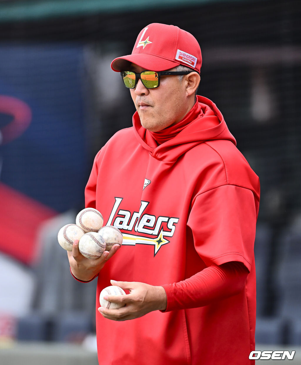 5일 부산 사직야구장에서 2025 신한 SOL 뱅크 KBO 리그 롯데 자이언츠와 SSG 랜더스의 경기가 열린다. 홈팀 롯데는 이민석, 방문팀 SSG는 화이트가 선발 출전한다.SSG 랜더스 이숭용 감독이 선수들의 타격 훈련을 도와주고 있다. 2025.05.05 / foto0307@osen.co.kr