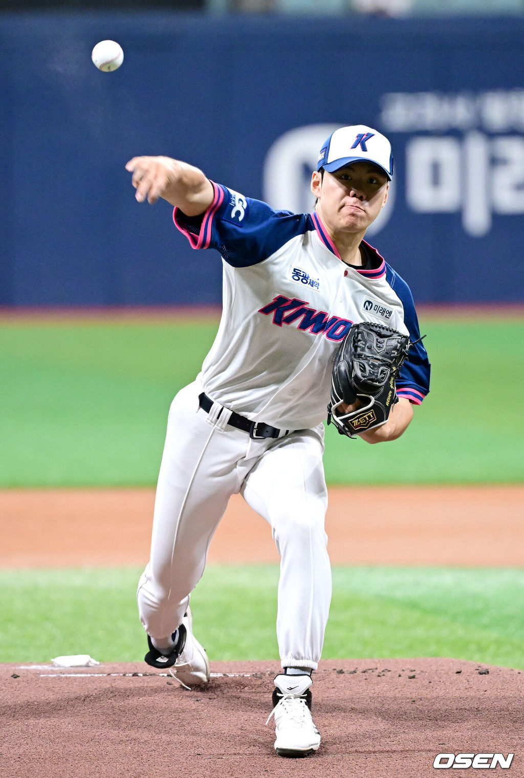 5일 서울 고척스카이돔에서 ‘2025 신한 SOL Bank KBO리그’ 키움 히어로즈와 KIA 타이거즈의 경기가 열렸다.이날 홈팀 키움은 김윤하, 방문팀 KIA는 양현종을 선발로 내세웠다.1회초 키움 선발 김윤하가 힘차게 공을 뿌리고 있다. 2025.05.05 / dreamer@osen.co.kr
