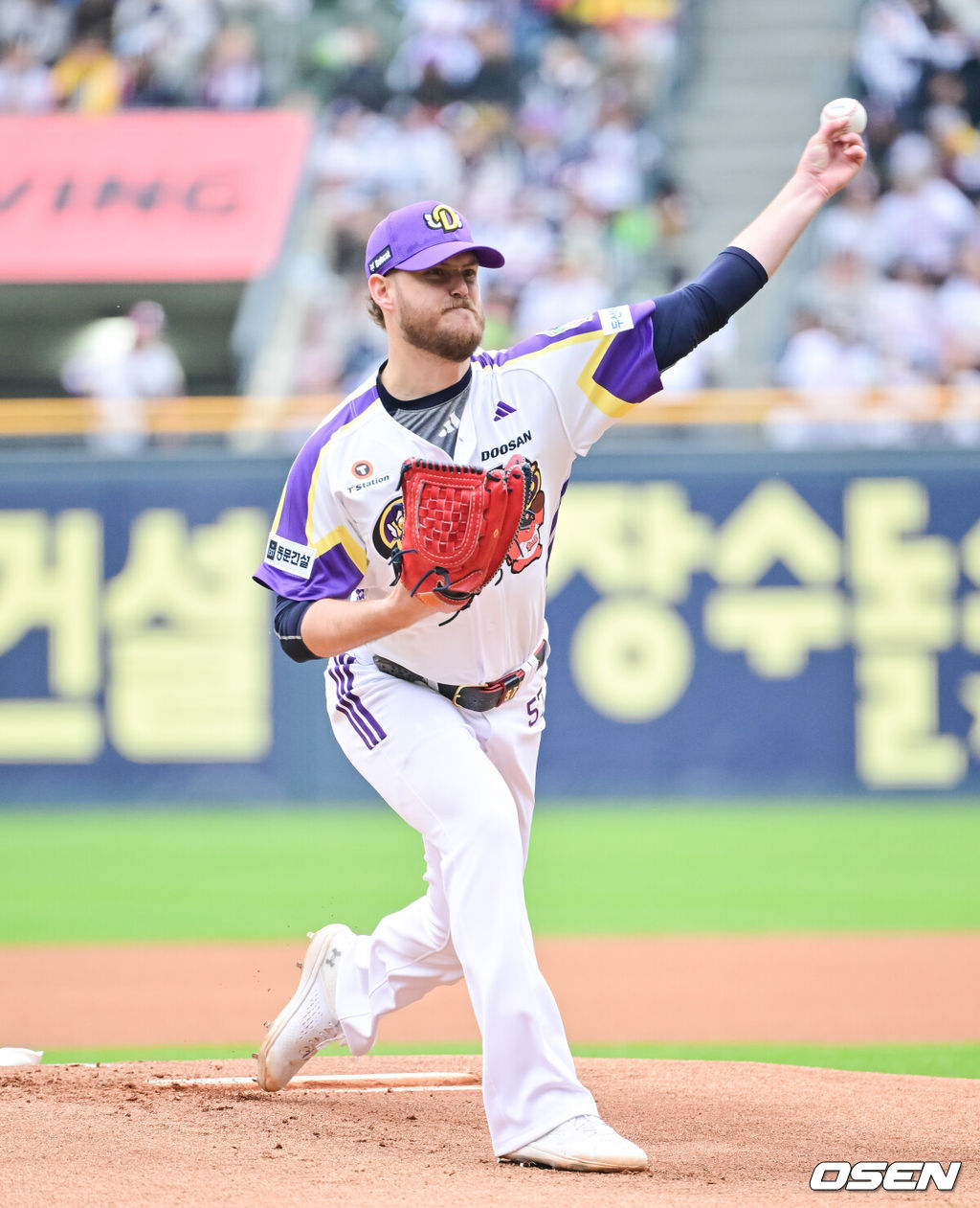 5일 오후 서울 잠실구장에서 ‘2025 신한 SOL BANK KBO리그’ 두산 베어스와 LG 트윈스의 경기가 진행됐다.이날 경기에는 두산은 콜어빈을 LG은 송승기를 선발투수로 내세웠다.1회초 두산 선발투수 콜어빈이 역투하고 있다. 2025.05.05 / soul1014@osen.co.kr