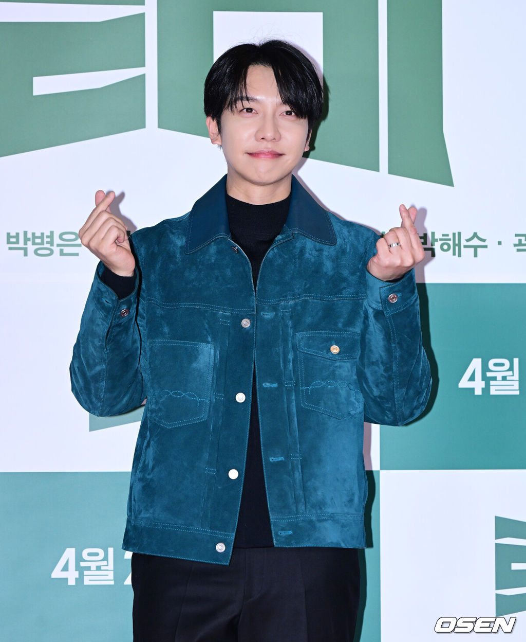 31일 오후 서울 잠실 롯데시네마 월드타워에서 영화 ‘로비’ VIP 시사회 포토월 행사가 열렸다.‘로비'는 연구밖에 모르던 스타트업 대표 창욱(하정우)이 4조 원의 국책사업을 따내기 위해 인생 첫 로비 골프를 시작하는 이야기. 오는 4월 2일 개봉.배우 이승기가 포토타임을 하고 있다. 2025.03.31 / jpnews@osen.co.kr
