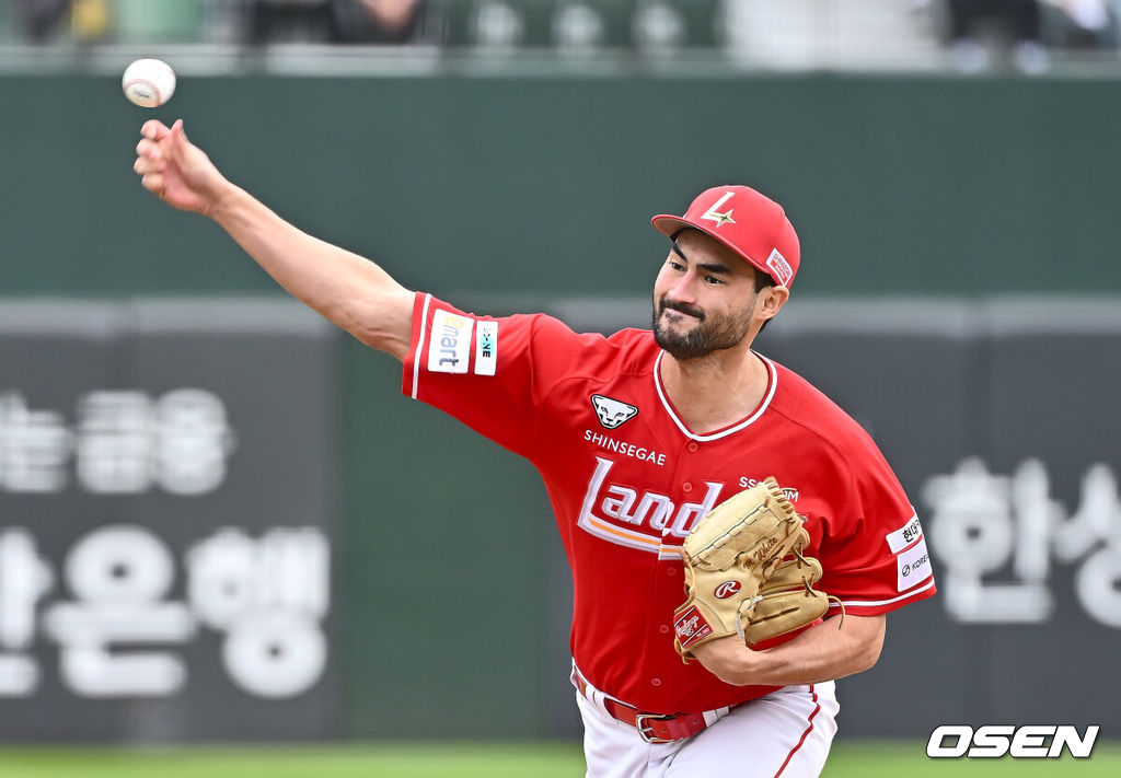 5일 부산 사직야구장에서 2025 신한 SOL 뱅크 KBO 리그 롯데 자이언츠와 SSG 랜더스의 경기가 열렸다. 홈팀 롯데는 이민석, 방문팀 SSG는 화이트가 선발 출전했다.SSG 랜더스 선발 투수 화이트가 역투하고 있다. 2025.05.05 / foto0307@osen.co.kr