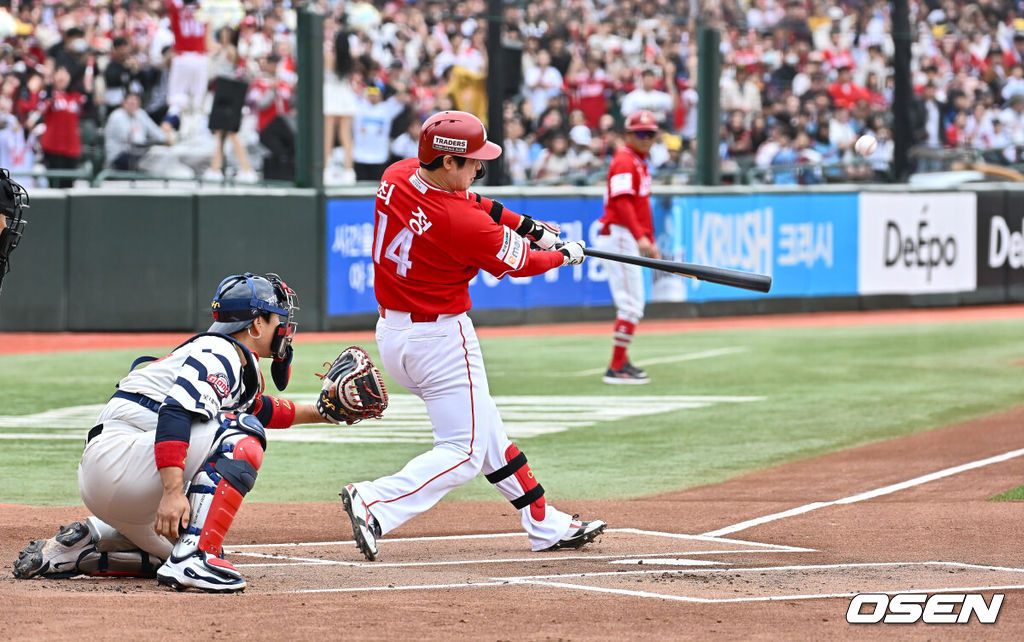 5일 부산 사직야구장에서 2025 신한 SOL 뱅크 KBO 리그 롯데 자이언츠와 SSG 랜더스의 경기가 열렸다. 홈팀 롯데는 이민석, 방문팀 SSG는 화이트가 선발 출전했다.SSG 랜더스 최정이 1회초 무사 1,2루 좌월 3점 홈런(498호)를 치고 있다. 2025.05.05 / foto0307@osen.co.kr