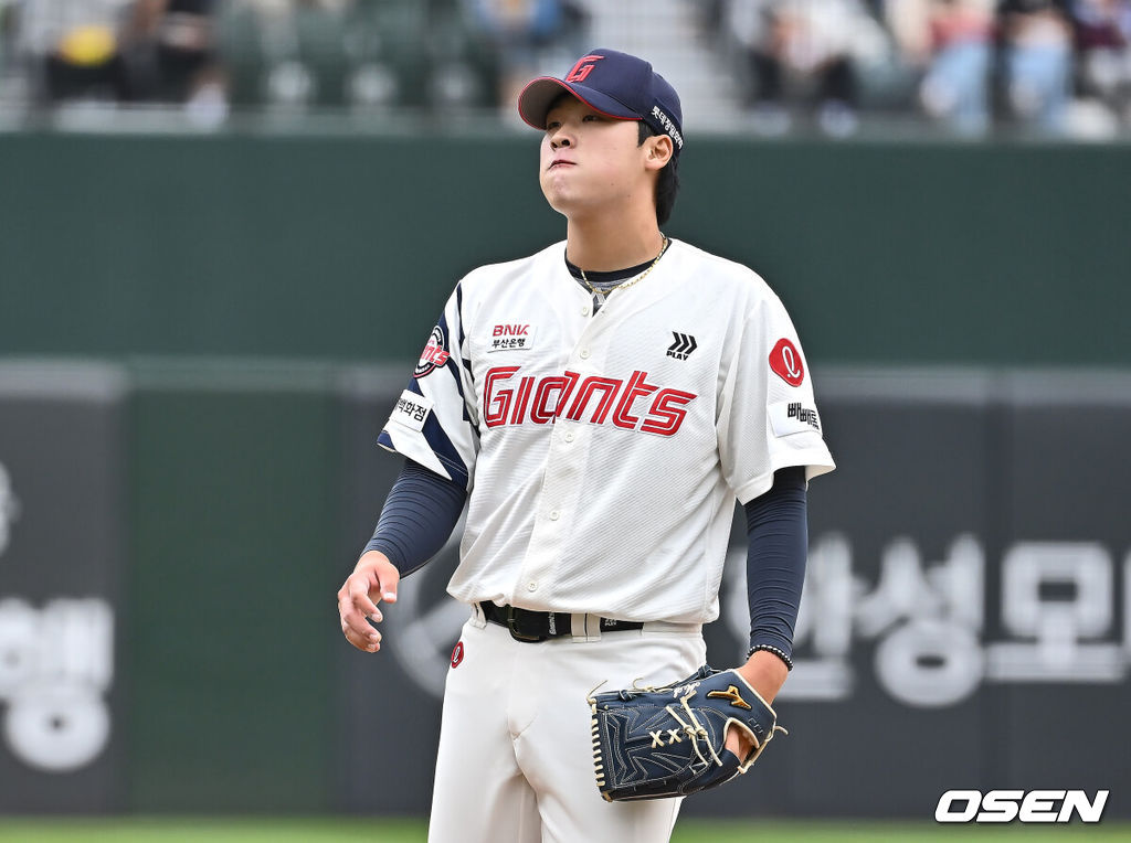 5일 부산 사직야구장에서 2025 신한 SOL 뱅크 KBO 리그 롯데 자이언츠와 SSG 랜더스의 경기가 열렸다. 홈팀 롯데는 이민석, 방문팀 SSG는 화이트가 선발 출전했다.롯데 자이언츠 선발 투수 이민석이 1회초 무사 1,2루 SSG 랜더스 최정에게 좌월 3점 홈런을 맞고 아쉬워하고 있다. 2025.05.05 / foto0307@osen.co.kr