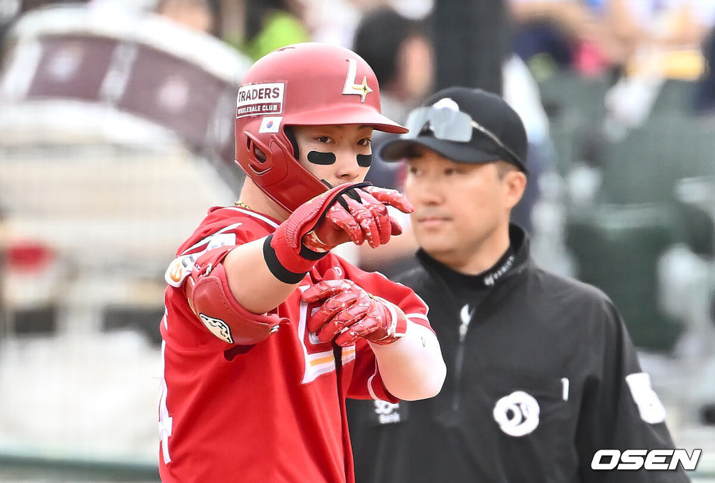 5일 부산 사직야구장에서 2025 신한 SOL 뱅크 KBO 리그 롯데 자이언츠와 SSG 랜더스의 경기가 열렸다. 홈팀 롯데는 이민석, 방문팀 SSG는 화이트가 선발 출전했다.SSG 랜더스 최지훈이 6회초 2사 2루 중견수 앞 1타점 적시타를 치고 세리머니를 하고 있다. 2025.05.05 / foto0307@osen.co.kr