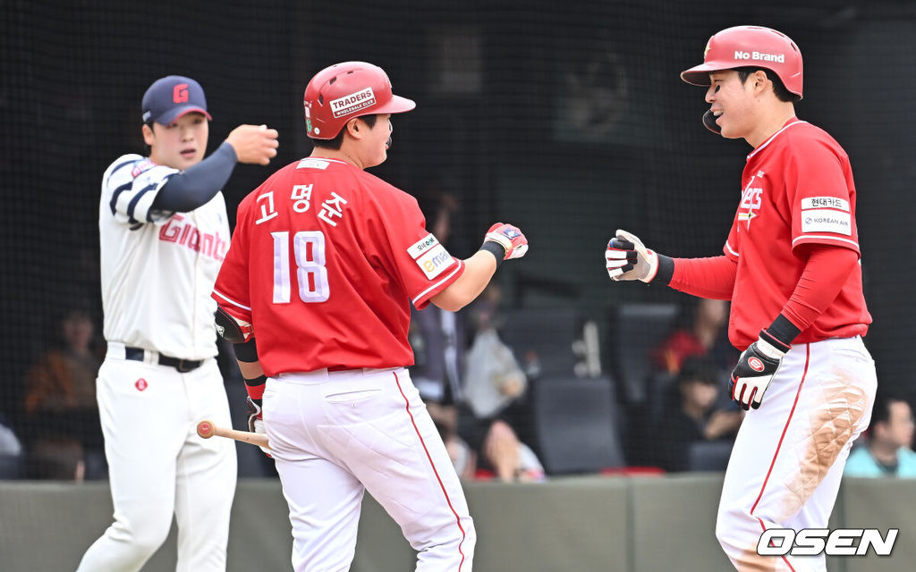 5일 부산 사직야구장에서 2025 신한 SOL 뱅크 KBO 리그 롯데 자이언츠와 SSG 랜더스의 경기가 열렸다. 홈팀 롯데는 이민석, 방문팀 SSG는 화이트가 선발 출전했다.SSG 랜더스 한유섬이 3회초 2사 2루 맥브룸의 좌익수 앞 안타때 득점을 올리고 하이파이브를 하고 있다. 2025.05.05 / foto0307@osen.co.kr