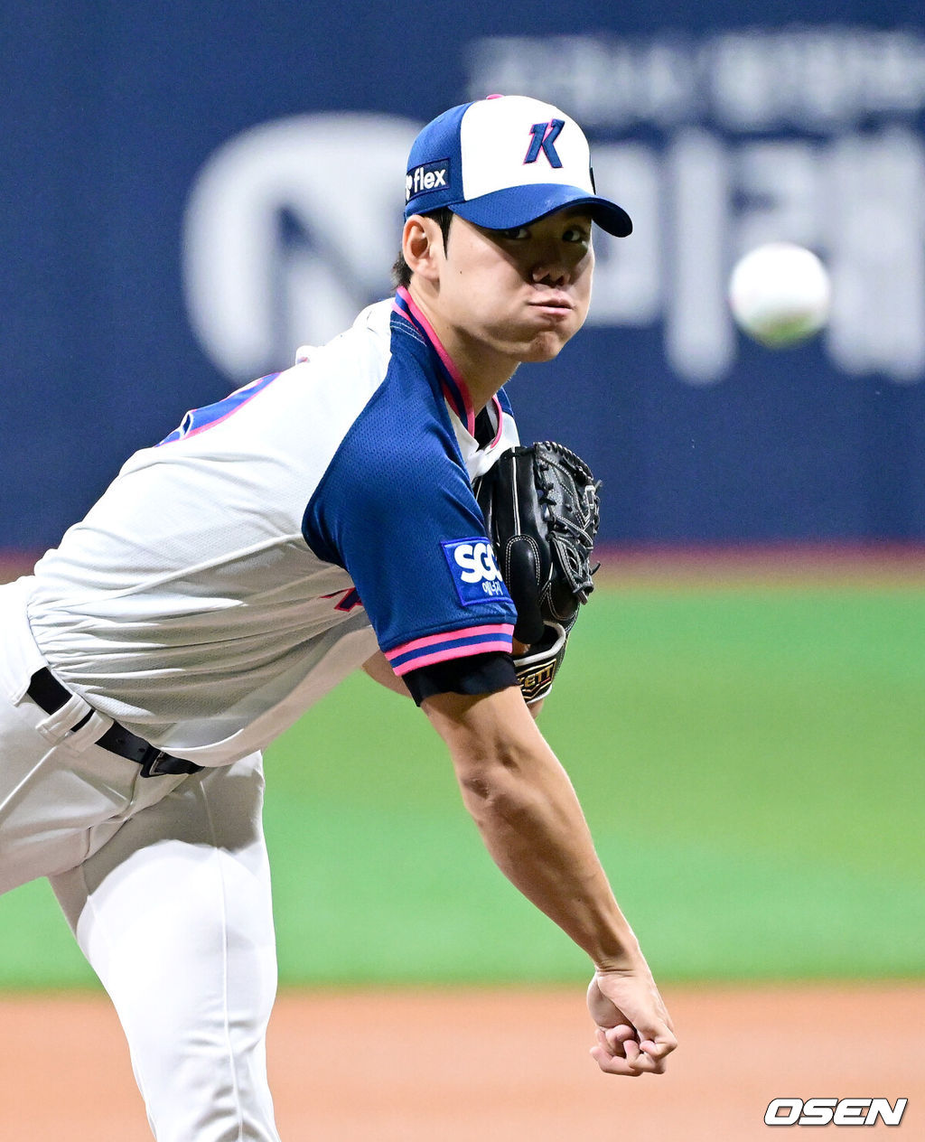 5일 서울 고척스카이돔에서 ‘2025 신한 SOL Bank KBO리그’ 키움 히어로즈와 KIA 타이거즈의 경기가 열렸다.이날 홈팀 키움은 김윤하, 방문팀 KIA는 양현종을 선발로 내세웠다.1회초 키움 선발 김윤하가 힘차게 공을 뿌리고 있다. 2025.05.05 / dreamer@osen.co.kr