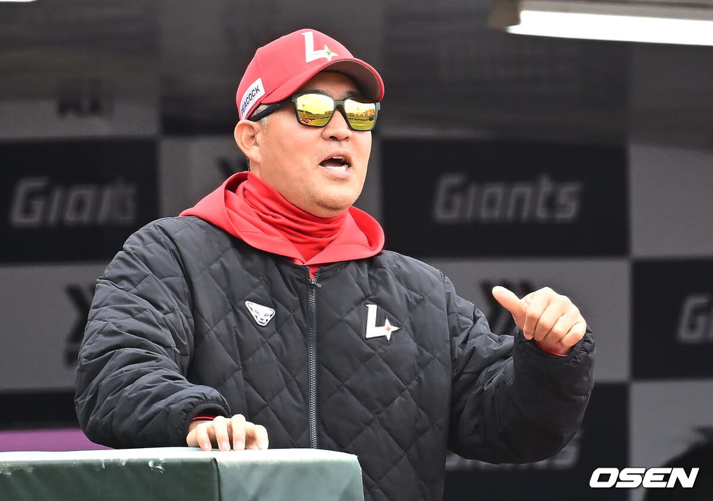 5일 부산 사직야구장에서 2025 신한 SOL 뱅크 KBO 리그 롯데 자이언츠와 SSG 랜더스의 경기가 열렸다. 홈팀 롯데는 이민석, 방문팀 SSG는 화이트가 선발 출전했다.SSG 랜더스 이숭용 감독이 1회초 무사 1,2루 좌월 3점 홈런(498호)을 친 최정에게 엄지척을 하고 있다. 2025.05.05 / foto0307@osen.co.kr