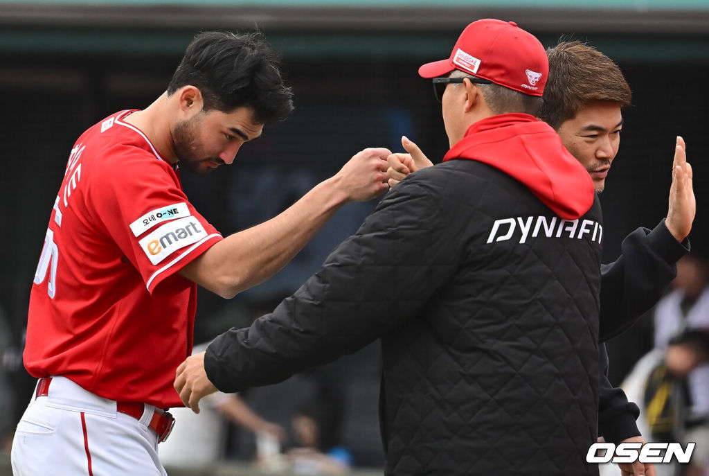 5일 부산 사직야구장에서 2025 신한 SOL 뱅크 KBO 리그 롯데 자이언츠와 SSG 랜더스의 경기가 열렸다. 홈팀 롯데는 이민석, 방문팀 SSG는 화이트가 선발 출전했다.SSG 랜더스 화이트가 롯데 자이언츠에 7-1로 승리한 후 이숭용 감독과 기쁨을 나누고 있다. 2025.05.05 / foto0307@osen.co.kr