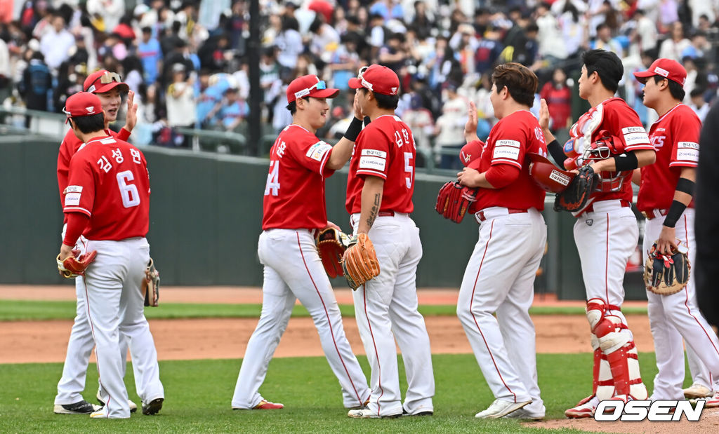 5일 부산 사직야구장에서 2025 신한 SOL 뱅크 KBO 리그 롯데 자이언츠와 SSG 랜더스의 경기가 열렸다. 홈팀 롯데는 이민석, 방문팀 SSG는 화이트가 선발 출전했다.SSG 랜더스 선수들이 롯데 자이언츠에 7-1로 승리한 후 기쁨을 나누고 있다. 2025.05.05 / foto0307@osen.co.kr