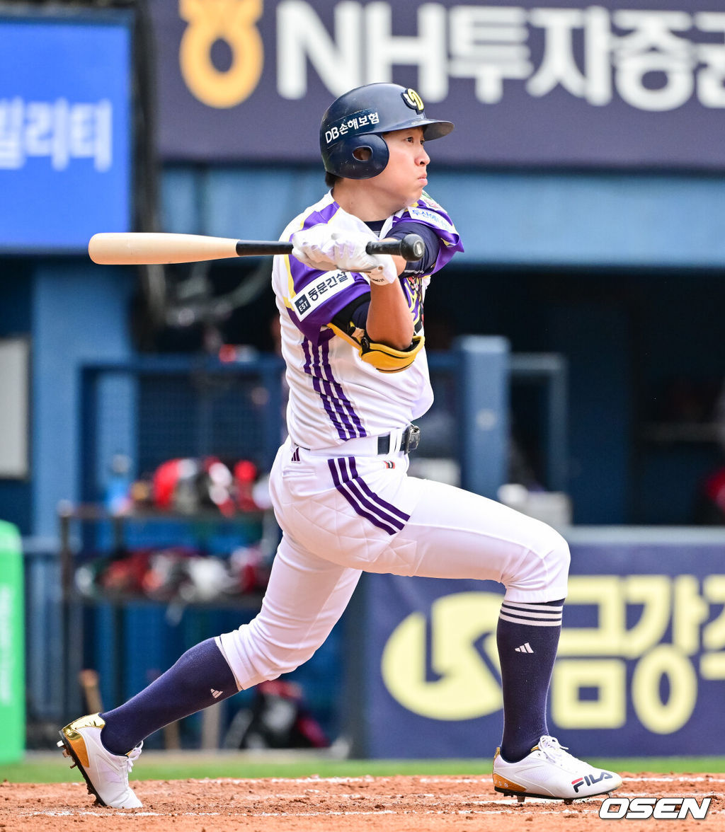 5일 오후 서울 잠실구장에서 ‘2025 신한 SOL BANK KBO리그’ 두산 베어스와 LG 트윈스의 경기가 진행됐다.이날 경기에는 두산은 콜어빈을 LG은 송승기를 선발투수로 내세웠다.5회말 1사 1루 두산 정수빈이 1타점 적시 3루타를 날리고 있다 2025.05.05 / soul1014@osen.co.kr