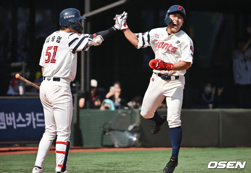 4일 부산 사직야구장에서 2025 신한 SOL 뱅크 KBO 리그 롯데 자이언츠와 NC 다이노스의 경기가 열렸다. 홈팀 롯데는 반즈, 방문팀 NC는 김녹원이 선발 출전했다.롯데 자이언츠 황성빈이 4회말 2사 만루 레이예스의 싹쓸이 좌중간 2루타때 득점을 올리고 환호하고 있다. 2025.05.04 / foto0307@osen.co.kr