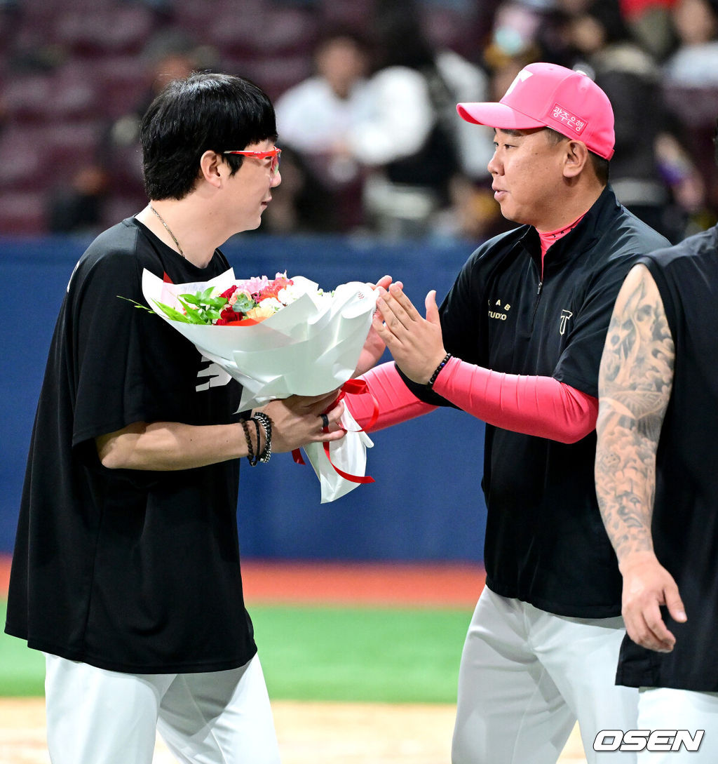 프로야구 KIA 타이거즈가 어린이날 경기에서 투타조화를 이루며 3연패를 끊었다. KIA는 5일 서울 고척스카이돔에서 열린 ‘2025 신한은행 SOL Bank KBO리그’ 키움 히어로즈와의 어린이날 경기에서 13-1 대승을 거두며 3연패에서 탈출했다. 선발 양현종은 6이닝 5피안타 2볼넷 5탈삼진 1실점 승리를 기록, 시즌 첫 승을 수확하며 KBO리그 역대 두 번째로 통산 180승을 기록했고 역대 최초 통산 2100탈삼진도 달성했다. 최형우는 4타수 4안타 1홈런 3타점 3득점 1볼넷으로 활약하며 팀 승리를 견인, KBO리그 역대 4번째로 400홈런 고지를 밟으면서 역대 최고령 400홈런 타자가 됐다. 경기를 마치고 승리투수 KIA 양현종과 이범호 감독이 인사를 나누고 있다. 2025.05.05 / dreamer@osen.co.kr