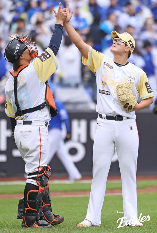 한화 김서현(오른쪽)이 5일 대전 삼성전에서 세이브를 거둔 뒤 포수 이재원과 세리머니를 하고 있다. /한화 이글스 제공
