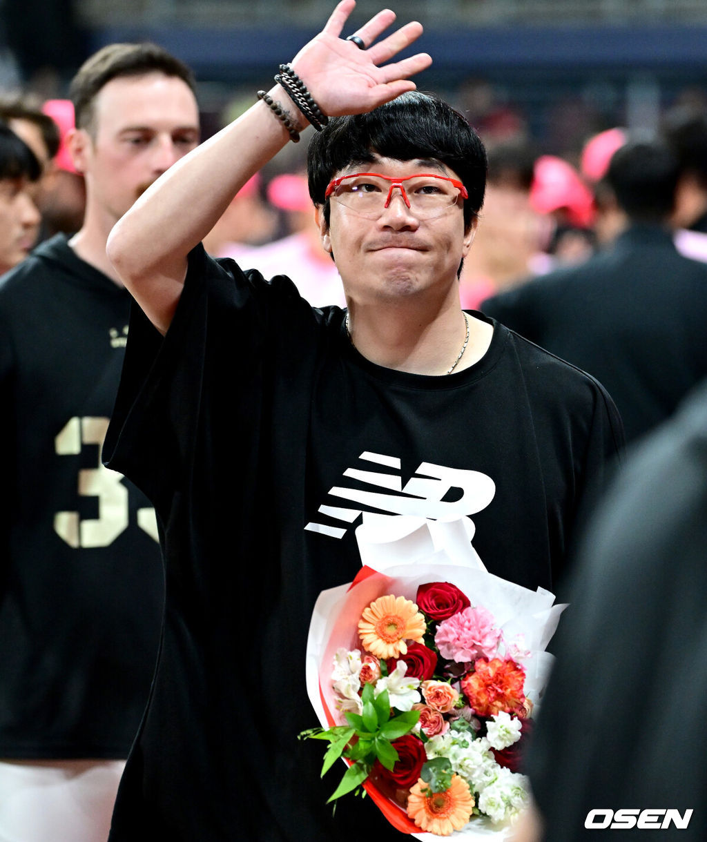 프로야구 KIA 타이거즈가 어린이날 경기에서 투타조화를 이루며 3연패를 끊었다. KIA는 5일 서울 고척스카이돔에서 열린 ‘2025 신한은행 SOL Bank KBO리그’ 키움 히어로즈와의 어린이날 경기에서 13-1 대승을 거두며 3연패에서 탈출했다. 선발 양현종은 6이닝 5피안타 2볼넷 5탈삼진 1실점 승리를 기록, 시즌 첫 승을 수확하며 KBO리그 역대 두 번째로 통산 180승을 기록했고 역대 최초 통산 2100탈삼진도 달성했다. 최형우는 4타수 4안타 1홈런 3타점 3득점 1볼넷으로 활약하며 팀 승리를 견인, KBO리그 역대 4번째로 400홈런 고지를 밟으면서 역대 최고령 400홈런 타자가 됐다. 경기를 마치고 승리투수 KIA 양현종이 팬들에게 인사하고 있다. 2025.05.05 / dreamer@osen.co.kr