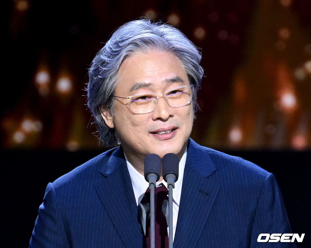‘서울드라마어워즈 2024’가 25일 오후 서울 영등포구 KBS홀에서 열렸다.'서울드라마어워즈 2024' 시상식은 이날 오후 5시부터 KBS홀에서 SBS 생중계로 진행된다.골든버드상을 수상한 박찬욱 감독이 수상 소감을 말하고 있다. 2024.09.25 /sunday@osen.co.kr