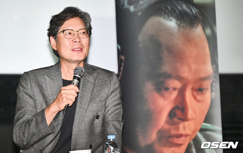 3일 부산 해운대구 센텀시티  CGV센텀시티에서 ‘스페셜 토크: 고(故) 이선균 배우를 기억하다-행복의 나라’가 열렸다.배우 이선균은 한국 현대사를 뒤흔든 사건에 휘말린 강직한 군인인 실존 인물 박흥주 대령(당시 중앙정보부장 수행비서관)을 모티브로 한 박태주 대령 역을 맡았다.배우 유재명이 촬영 에피소드를 얘기를 하고 있다. 2024.10.03 / foto0307@osen.co.kr