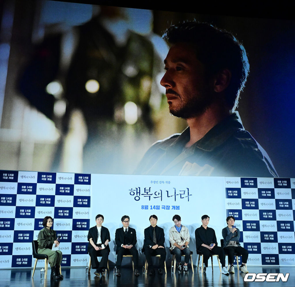 22일 오전 서울 광진구 자양동 롯데시네마 건대입구에서 영화 ‘행복의 나라’ 제작보고회가 열렸다.'행복의 나라'는 1979년 10월 26일, 상관의 명령에 의해 대통령 암살 사건에 연루된 박태주(이선균 분)와 그의 변호를 맡으며 대한민국 최악의 정치 재판에 뛰어든 변호사 정인후(조정석 분)의 이야기를 그린 영화다. 배우 조정석, 유재명, 전배수, 송영규, 최원영, 추창민 감독이 간담회를 하고 있다. 2024.07.22 / jpnews@osen.co.kr