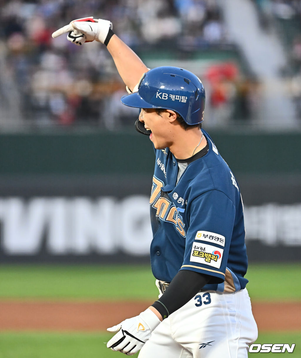 3일 부산 사직야구장에서 2025 신한 SOL 뱅크 KBO 리그 롯데 자이언츠와 NC 다이노스의 경기가 열렸다. 홈팀 롯데는 박진, 방문팀 NC는 신민혁이 선발 출전했다.NC 다이노스 한석현이 6회초 무사 2,3루 우익수 앞 1타점 안타를 치고 세리머니를 하고 있다. 2025.05.03 / foto0307@osen.co.kr