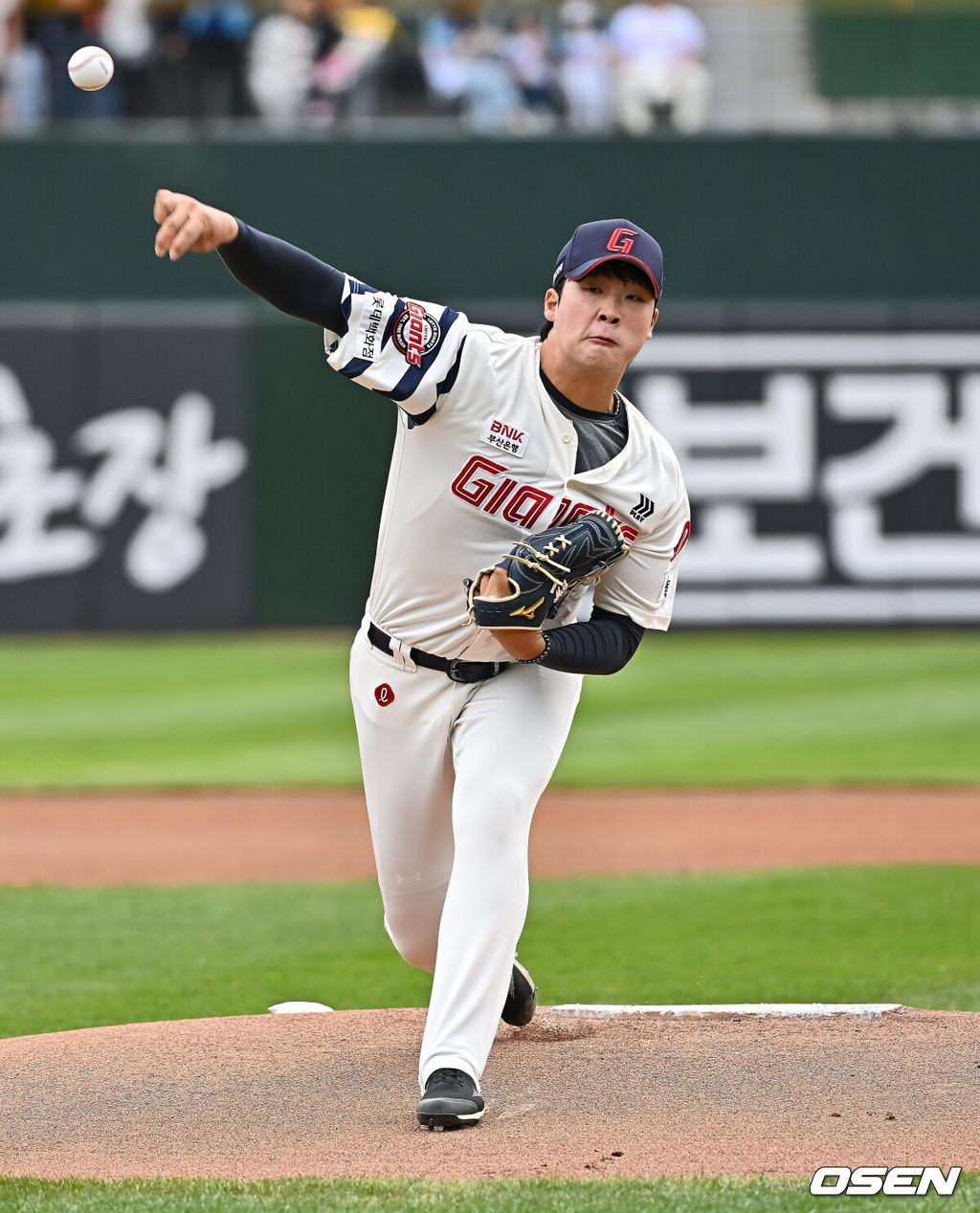 5일 부산 사직야구장에서 2025 신한 SOL 뱅크 KBO 리그 롯데 자이언츠와 SSG 랜더스의 경기가 열렸다. 홈팀 롯데는 이민석, 방문팀 SSG는 화이트가 선발 출전했다.롯데 자이언츠 선발 투수 이민석이 역투하고 있다. 2025.05.05 / foto0307@osen.co.kr
