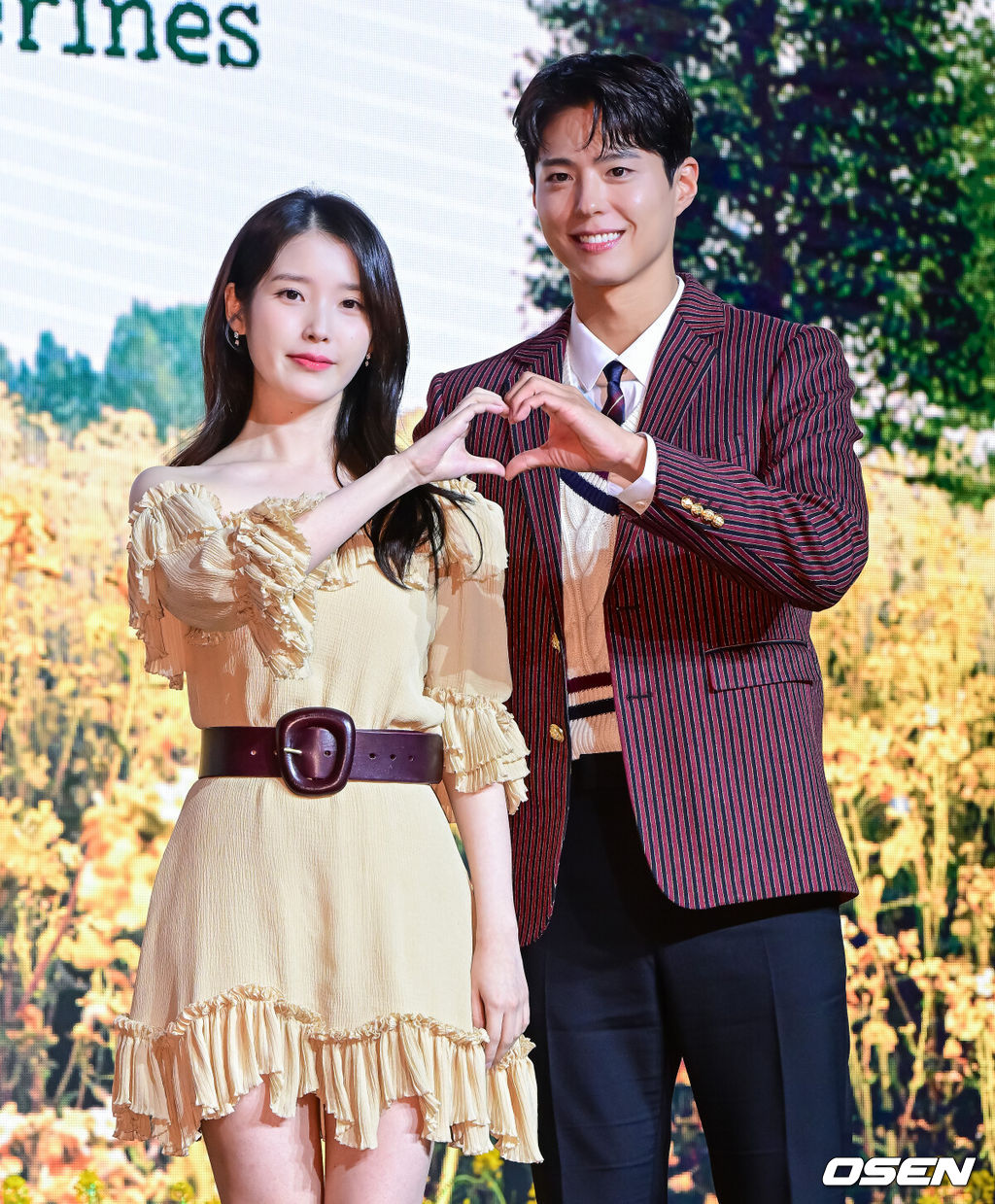 5일 오후 서울 영등포구 여의도동 콘래드 서울 호텔에서 넷플릭스 시리즈 '폭싹 속았수다' 제작발표회가 열렸다.‘폭싹 속았수다’는 제주에서 태어난 ‘요망진 반항아’ 애순이(아이유)와 ‘팔불출 무쇠’ 관식이(박보검)의 모험 가득한 일생을 사계절로 풀어낸 넷플릭스 시리즈다. ‘동백꽃 필 무렵’, ‘쌈 마이웨이’ 임상춘 작가와 ‘미생’, ‘시그널’, ‘나의 아저씨’ 김원석 감독이 의기투합했다.배우 아이유, 박보검이 포토타임을 하고 있다. 2025.03.05 /jpnews@osen.co.kr