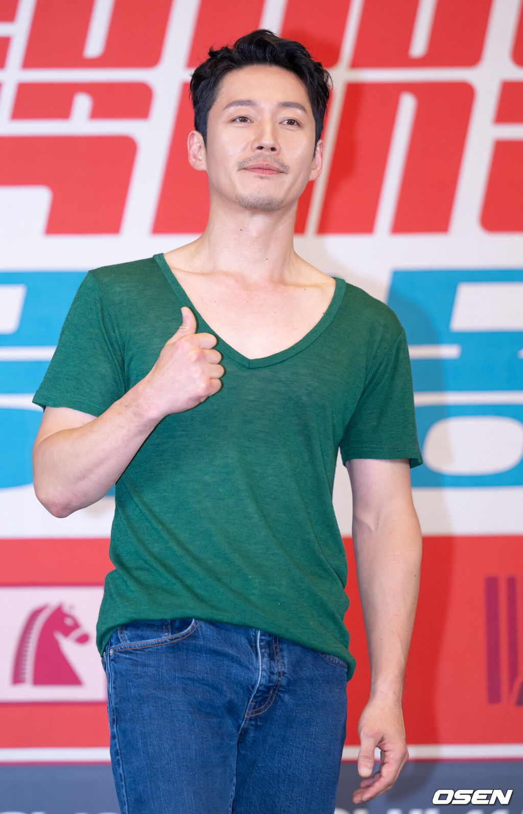 2일 오후 서울 서초구 더 리버사이드 호텔 강남에서 JTBC 예능 ‘택배는 몽골몽골’ 제작발표회가 열렸다. 배우 장혁이 취재진을 향해 포즈를 취하고 있다. 2023.08.02 /ksl0919@osen.co.kr