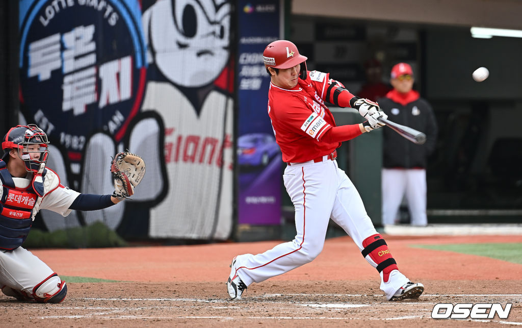 5일 부산 사직야구장에서 2025 신한 SOL 뱅크 KBO 리그 롯데 자이언츠와 SSG 랜더스의 경기가 열렸다. 홈팀 롯데는 이민석, 방문팀 SSG는 화이트가 선발 출전했다. SSG 랜더스 최정이 1회초 무사 1,2루 좌월 3점 홈런(498호)를 치고 있다. 2025.05.05 / foto0307@osen.co.kr