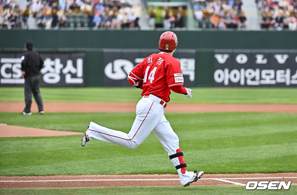 5일 부산 사직야구장에서 2025 신한 SOL 뱅크 KBO 리그 롯데 자이언츠와 SSG 랜더스의 경기가 열렸다. 홈팀 롯데는 이민석, 방문팀 SSG는 화이트가 선발 출전했다.SSG 랜더스 최정이 1회초 무사 1,2루 좌월 3점 홈런(498호)를 치고 타구를 바라보고 있다. 2025.05.05 / foto0307@osen.co.kr