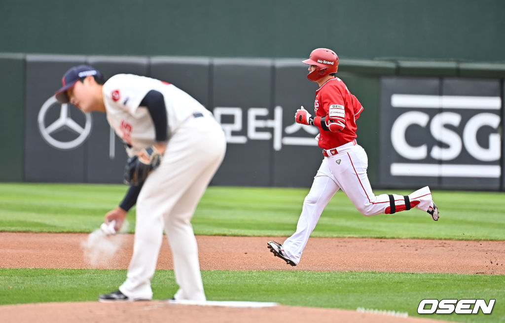 5일 부산 사직야구장에서 2025 신한 SOL 뱅크 KBO 리그 롯데 자이언츠와 SSG 랜더스의 경기가 열렸다. 홈팀 롯데는 이민석, 방문팀 SSG는 화이트가 선발 출전했다.SSG 랜더스 최정이 1회초 무사 1,2루 좌월 3점 홈런(498호)를 치고 그라운드를 돌고 있다. 2025.05.05 / foto0307@osen.co.kr