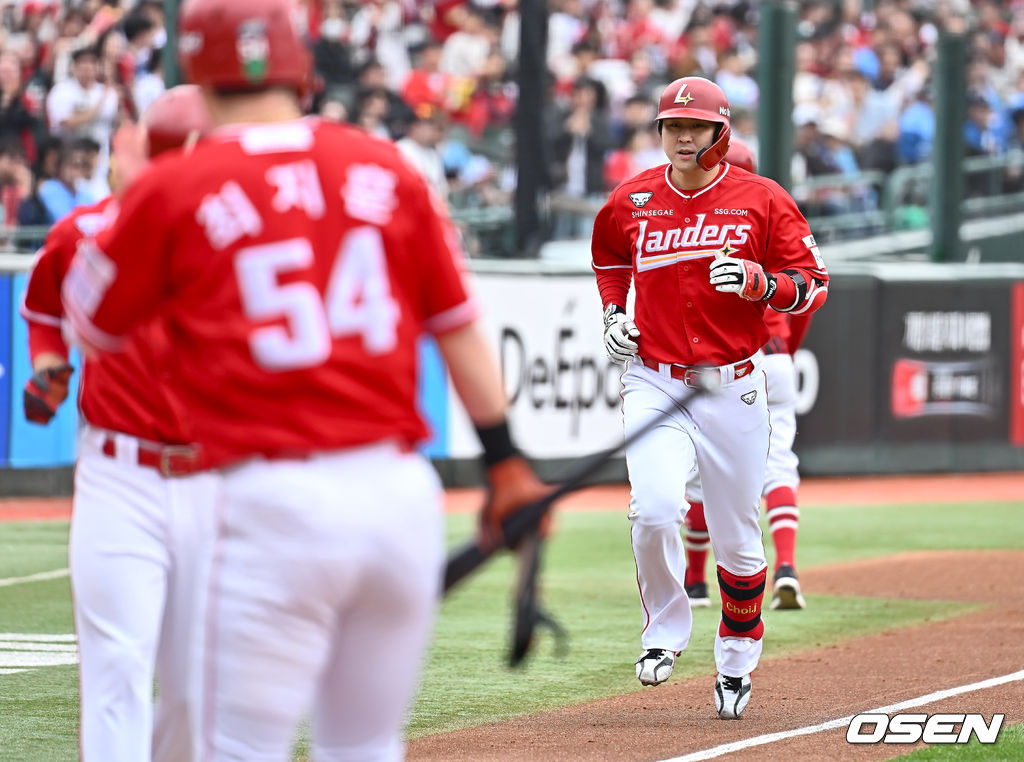 5일 부산 사직야구장에서 2025 신한 SOL 뱅크 KBO 리그 롯데 자이언츠와 SSG 랜더스의 경기가 열렸다. 홈팀 롯데는 이민석, 방문팀 SSG는 화이트가 선발 출전했다.SSG 랜더스 최정이 1회초 무사 1,2루 좌월 3점 홈런(498호)를 치고 그라운드를 돌고 있다. 2025.05.05 / foto0307@osen.co.kr