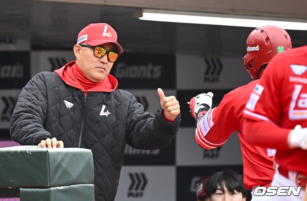 5일 부산 사직야구장에서 2025 신한 SOL 뱅크 KBO 리그 롯데 자이언츠와 SSG 랜더스의 경기가 열렸다. 홈팀 롯데는 이민석, 방문팀 SSG는 화이트가 선발 출전했다.SSG 랜더스 최정이 1회초 무사 1,2루 좌월 3점 홈런(498호)를 치고 이숭용 감독과 하이파이브를 하고 있다. 2025.05.05 / foto0307@osen.co.kr