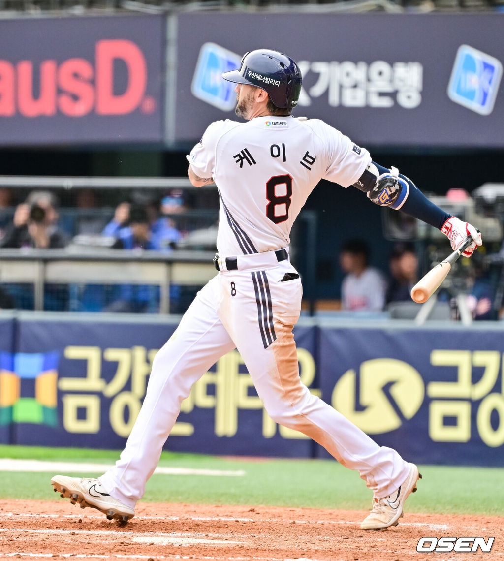 27일 오후 서울 잠실구장에서 ‘2025 신한 SOL BANK KBO리그’ 두산 베어스와 롯데 자이언츠의 경기가 진행됐다.이날 경기에서 두산은 최승용을, 롯데는 박진을 선발투수로 내세웠다.7회말 1사 1,3루 두산 케이브가 1타점 적시타를 날리고 있다.  2025.04.27 / soul1014@osen.co.kr