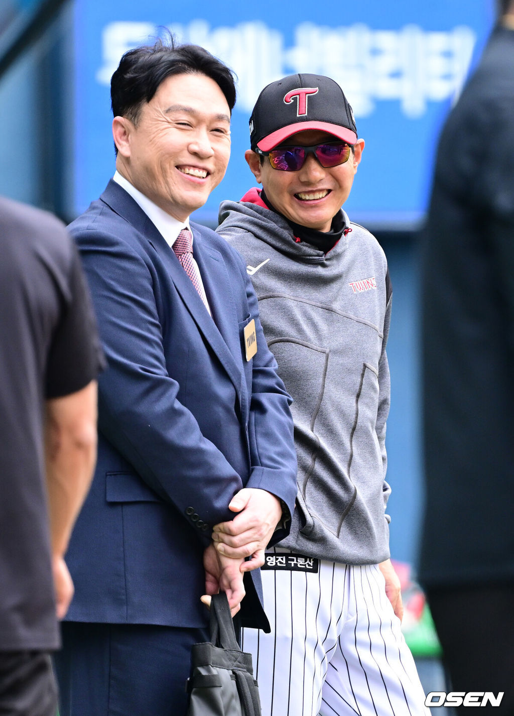 6일 서울 잠실야구장에서 ‘2025 신한 SOL Bank KBO리그’ 두산 베아스와 LG 트윈스의 경기가 열린다.이날 두산은 최원준, LG는 요니 치리노스를 선발로 내세운다.경기를 앞두고 LG 염경엽 감독과 이동욱 해설위원이 대화를 나누고 있다. 2025.05.06 / dreamer@osen.co.kr
