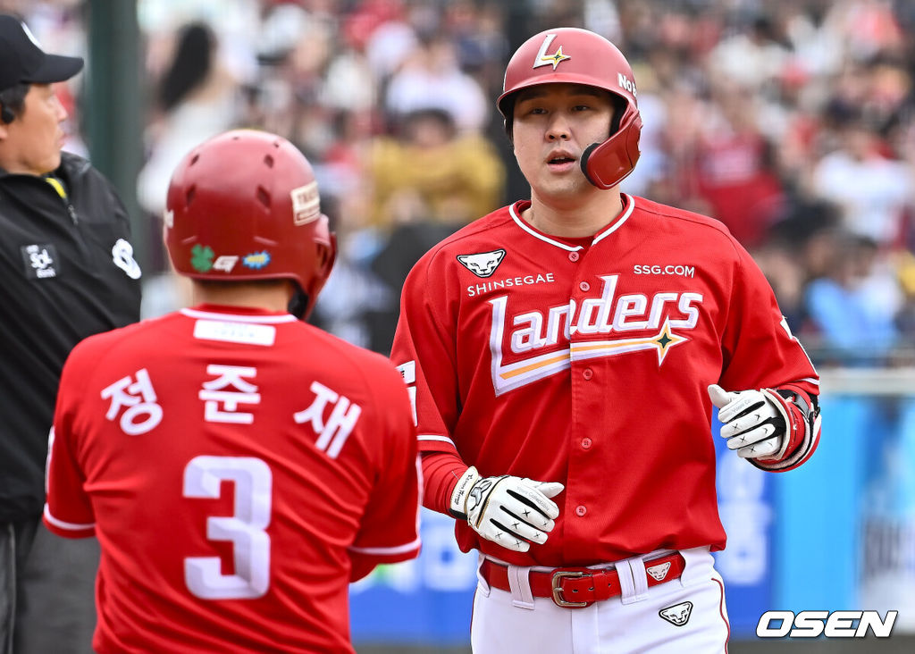 5일 부산 사직야구장에서 2025 신한 SOL 뱅크 KBO 리그 롯데 자이언츠와 SSG 랜더스의 경기가 열렸다. 홈팀 롯데는 이민석, 방문팀 SSG는 화이트가 선발 출전했다.SSG 랜더스 최정이 1회초 무사 1,2루 좌월 3점 홈런(498호)를 치고 하이파이브를 하고 있다. 2025.05.05 / foto0307@osen.co.kr