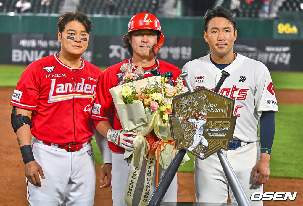 24일 부산 사직구장에서 2024 신한 SOL 뱅크 KBO 리그 롯데 자이언츠와 SSG 랜더스의 경기가 열렸다. 4연승을 노리는 롯데는 선발로 이인복이 3연패 탈출을 노리는 SSG는 로버트 더거를 선발로 내세웠다.SSG 랜더스 최정이 5회초 2사 좌월 솔로 홈런을 치고 추신수, 롯데 자이언츠 전준우와 기념촬영을 하고 있다. 2024.04.24 / foto0307@osen.co.kr