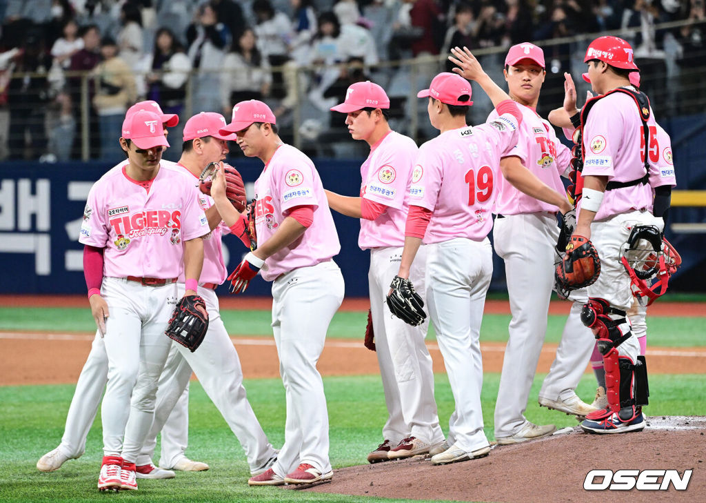 프로야구 KIA 타이거즈가 어린이날 경기에서 투타조화를 이루며 3연패를 끊었다. KIA는 5일 서울 고척스카이돔에서 열린 ‘2025 신한은행 SOL Bank KBO리그’ 키움 히어로즈와의 어린이날 경기에서 13-1 대승을 거두며 3연패에서 탈출했다. 선발 양현종은 6이닝 5피안타 2볼넷 5탈삼진 1실점 승리를 기록, 시즌 첫 승을 수확하며 KBO리그 역대 두 번째로 통산 180승을 기록했고 역대 최초 통산 2100탈삼진도 달성했다. 최형우는 4타수 4안타 1홈런 3타점 3득점 1볼넷으로 활약하며 팀 승리를 견인, KBO리그 역대 4번째로 400홈런 고지를 밟으면서 역대 최고령 400홈런 타자가 됐다. 경기를 마치고 승리한 KIA 선수들이 하이파이브를 나누고 있다. 2025.05.05 / dreamer@osen.co.kr