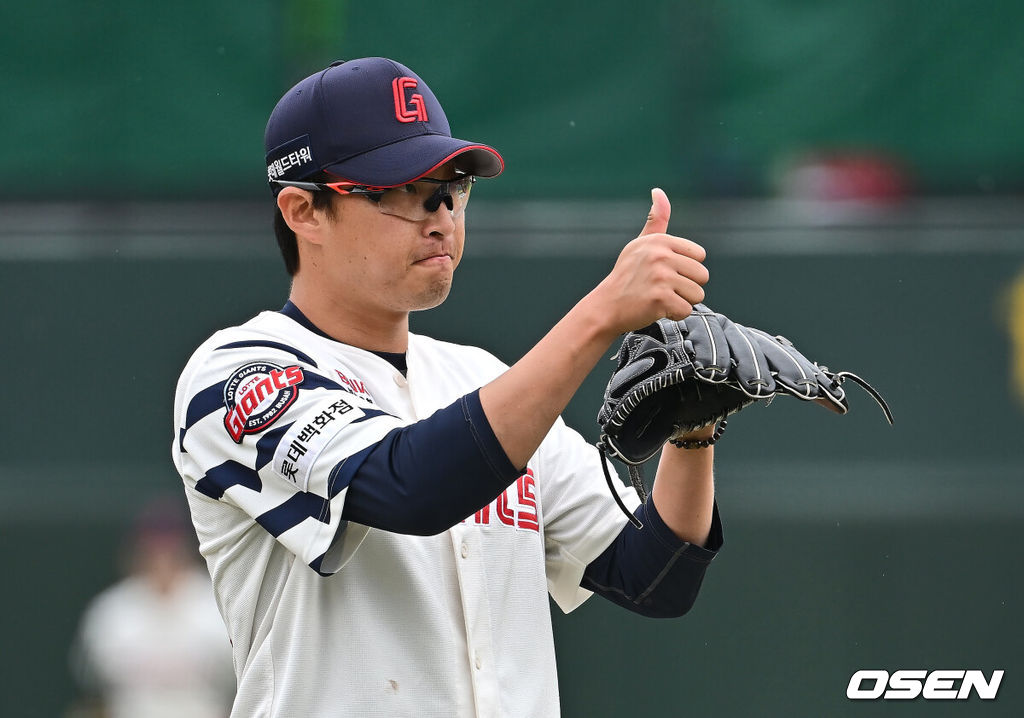 6일 부산 사직야구장에서 2025 신한 SOL 뱅크 KBO 리그 롯데 자이언츠와 SSG 랜더스의 경기가 열렸다. 홈팀 롯데는 박세웅, 방문팀 SSG는 문승원이 선발 출전했다.롯데 자이언츠 선발 투수 박세웅이 1회초 수비를 무실점을 막고 엄지척을 하고 있다. 2025.05.06 / foto0307@osen.co.kr