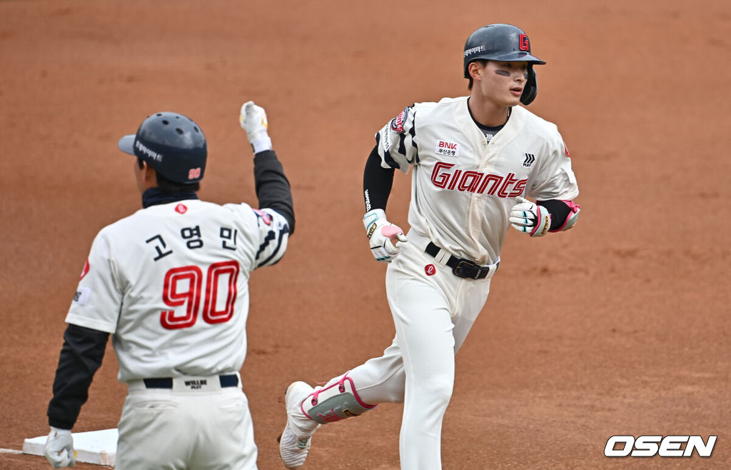 6일 부산 사직야구장에서 2025 신한 SOL 뱅크 KBO 리그 롯데 자이언츠와 SSG 랜더스의 경기가 열렸다. 홈팀 롯데는 박세웅, 방문팀 SSG는 문승원이 선발 출전했다.롯데 자이언츠 윤동희가 1회말 좌월 솔로 홈런을 치고 그라운드를 돌고 있다. 2025.05.06 / foto0307@osen.co.kr