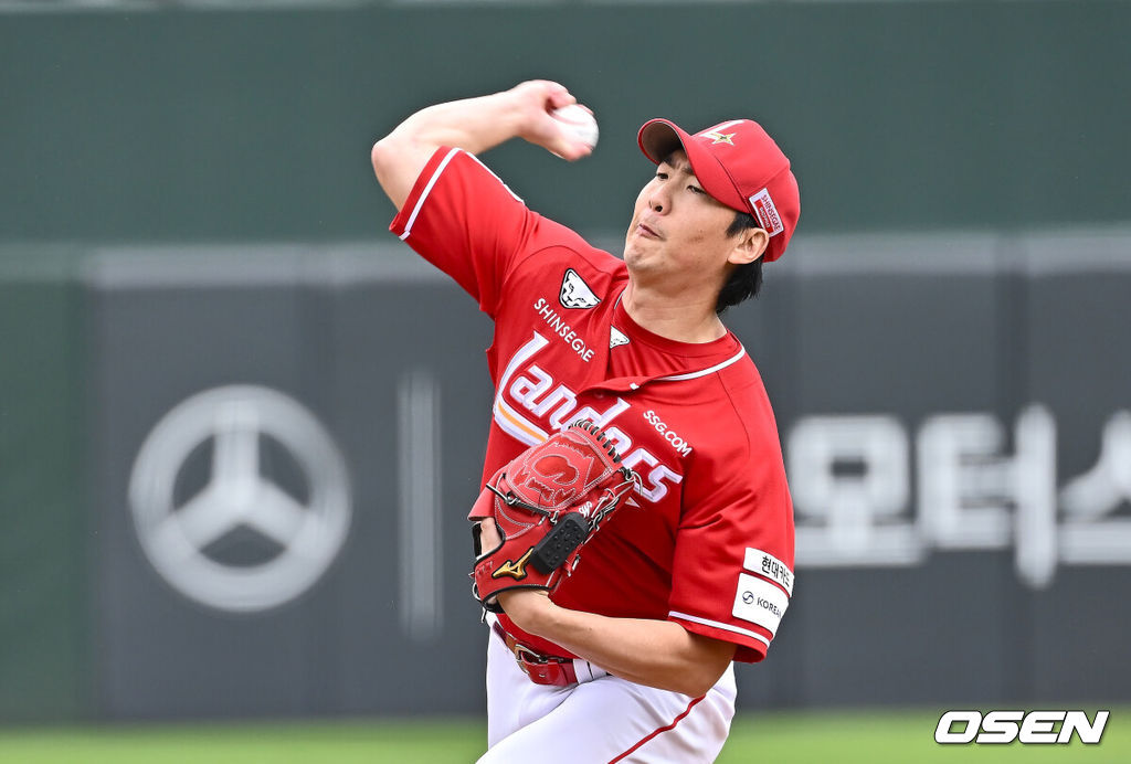 6일 부산 사직야구장에서 2025 신한 SOL 뱅크 KBO 리그 롯데 자이언츠와 SSG 랜더스의 경기가 열렸다. 홈팀 롯데는 박세웅, 방문팀 SSG는 문승원이 선발 출전했다.SSG 랜더스 선발 투수 문승원이 역투하고 있다. 2025.05.06 / foto0307@osen.co.kr