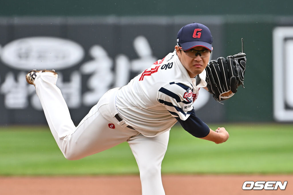 6일 부산 사직야구장에서 2025 신한 SOL 뱅크 KBO 리그 롯데 자이언츠와 SSG 랜더스의 경기가 열렸다. 홈팀 롯데는 박세웅, 방문팀 SSG는 문승원이 선발 출전했다.롯데 자이언츠 선발 투수 박세웅이 역투하고 있다. 2025.05.06 / foto0307@osen.co.kr