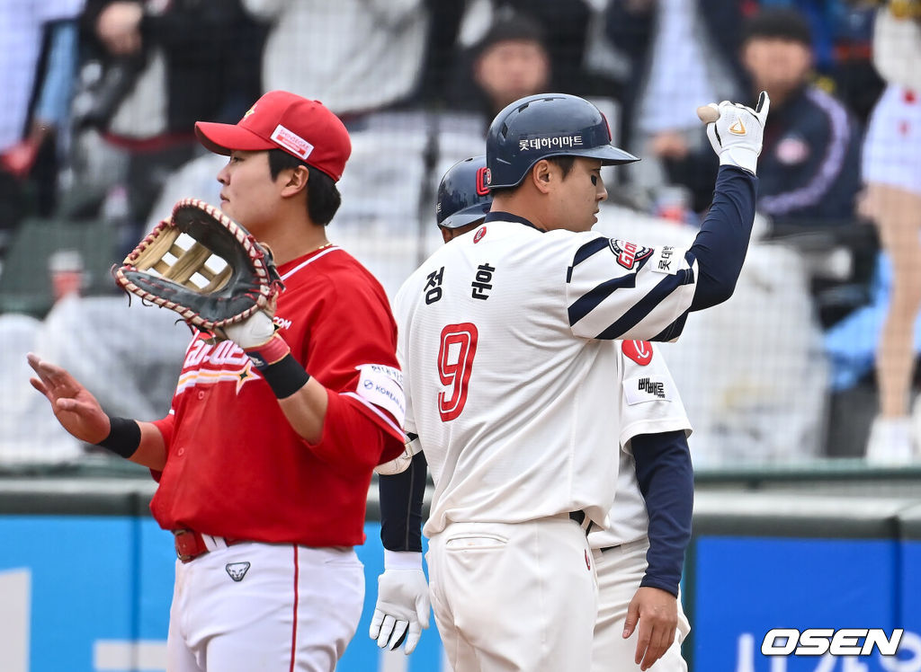 6일 부산 사직야구장에서 2025 신한 SOL 뱅크 KBO 리그 롯데 자이언츠와 SSG 랜더스의 경기가 열렸다. 홈팀 롯데는 박세웅, 방문팀 SSG는 문승원이 선발 출전했다.롯데 자이언츠 정훈이 4회말 1사 2,3루 우중간 2타점 안타를 치고 세리머니를 하고 있다. 2025.05.06 / foto0307@osen.co.kr