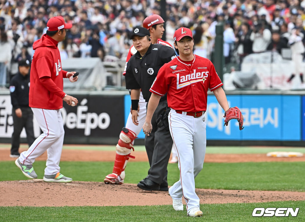 6일 부산 사직야구장에서 2025 신한 SOL 뱅크 KBO 리그 롯데 자이언츠와 SSG 랜더스의 경기가 열렸다. 홈팀 롯데는 박세웅, 방문팀 SSG는 문승원이 선발 출전했다.SSG 랜더스 문승원이 4회말 1사 2,3루 롯데 자이언츠 정훈에게 우중간 2타점 안타를 허용한 후 교체되고 있다. 2025.05.06 / foto0307@osen.co.kr