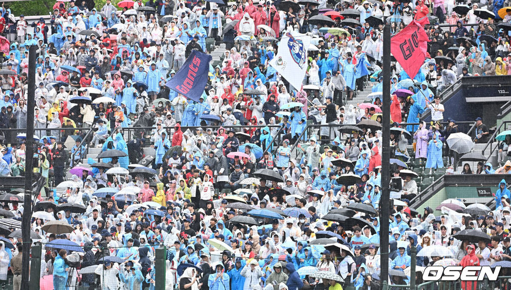 6일 부산 사직야구장에서 2025 신한 SOL 뱅크 KBO 리그 롯데 자이언츠와 SSG 랜더스의 경기가 열렸다. 홈팀 롯데는 박세웅, 방문팀 SSG는 문승원이 선발 출전했다.롯데 자이언츠 팬들이 비가 오자 우산을 쓰고 응원을 하고 있다. 2025.05.06 / foto0307@osen.co.kr