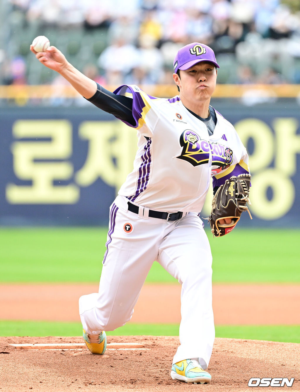 6일 서울 잠실야구장에서 ‘2025 신한 SOL Bank KBO리그’ 두산 베아스와 LG 트윈스의 경기가 열렸다.이날 두산은 최원준, LG는 요니 치리노스를 선발로 내세웠다.1회초 두산 선발 최원준이 힘차게 공을 뿌리고 있다. 2025.05.06 / dreamer@osen.co.kr